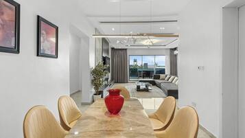 Deluxe-Apartment, Balkon, Meerblick | Speisen