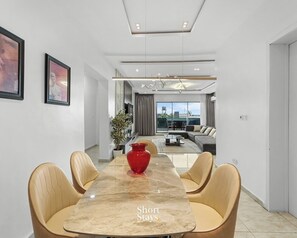 Deluxe-Apartment, Balkon, Meerblick | Speisen