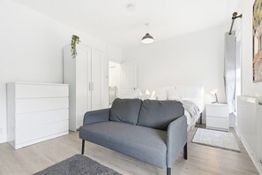 3 habitaciones, escritorio, tabla de planchar con plancha y wifi gratis 