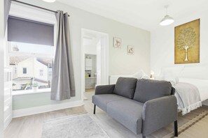 TV - A light-filled Georgian terrace in Norwich's coolest neighbourhood. Three bedrooms, three bathrooms, fast WiFi & desks. Great pubs & coffee on your doorstep. City centre 15 mins on foot. Parking included. Long stay discounts! (Norwich)