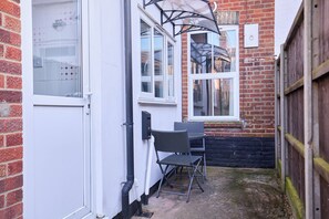 Outdoor dining - A light-filled Georgian terrace in Norwich's coolest neighbourhood. Three bedrooms, three bathrooms, fast WiFi & desks. Great pubs & coffee on your doorstep. City centre 15 mins on foot. Parking included. Long stay discounts! (Norwich)