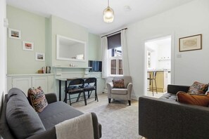 TV - A light-filled Georgian terrace in Norwich's coolest neighbourhood. Three bedrooms, three bathrooms, fast WiFi & desks. Great pubs & coffee on your doorstep. City centre 15 mins on foot. Parking included. Long stay discounts! (Norwich)