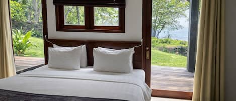Premium Tek Büyük Yataklı Oda, Okyanus Manzaralı | Odada kasa, masa, dizüstü bilgisayar çalışma alanı