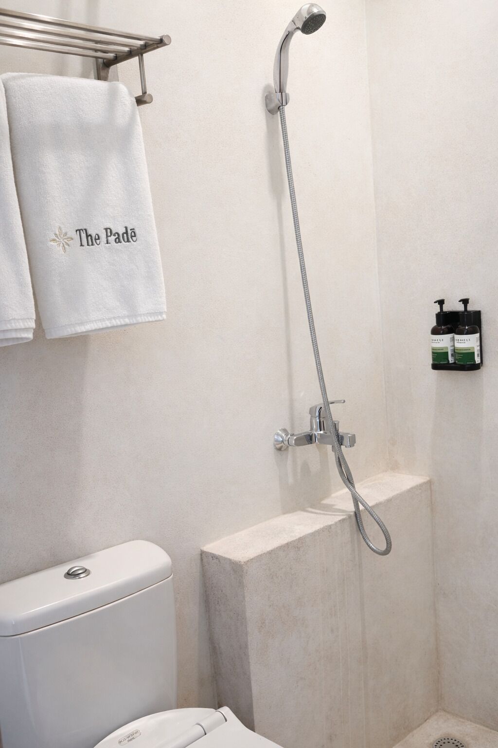 Deluxe Double or Twin Room, Non Smoking | Bathroom | Shower, towels, soap, shampoo