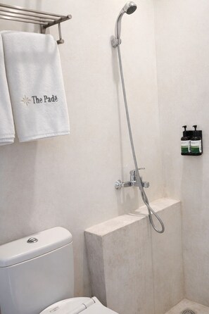 Deluxe Double or Twin Room, Non Smoking | Bathroom | Shower, towels, soap, shampoo - The Pade Dive Resort Sabang (Sabang)