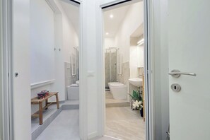 Bathroom - 2BR 2BA Historic Center, Metro - Comfort, Quiet (Rome)
