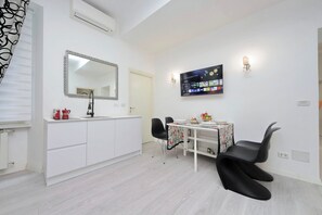 Dining - 2BR 2BA Historic Center, Metro - Comfort, Quiet (Rome)