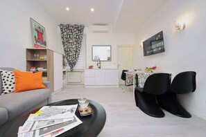 Apartment, 2 Schlafzimmer | Wohnbereich | Bücher