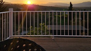 A balcony with a view of the sunset over a hilly landscape. - Alba NEW I Terrace View & Heated Pool (Alhaurin de la Torre)