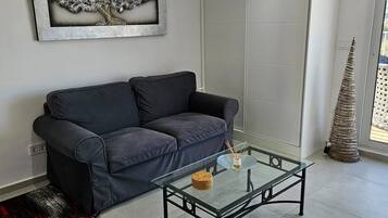 Apartment, 1 Bedroom, Accessible, Smoking | Living room