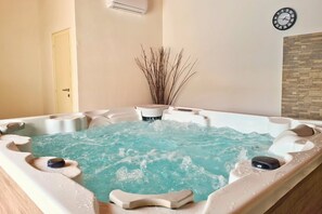 Interior - 5BR Luxury Villa, 5 Ensuite Baths, Pool & Sauna & Hot Tub (višnjan)