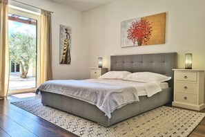 Room - 5BR Luxury Villa, 5 Ensuite Baths, Pool & Sauna & Hot Tub (višnjan)