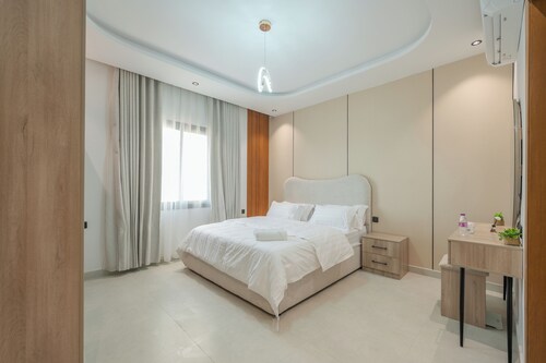 Spacious 3BR Apartment with 7 Beds, 2 Bathrooms, Private Terrace – Sleeps 8