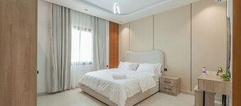 Spacious 3BR Apartment with 7 Beds, 2 Bathrooms, Private Terrace – Sleeps 8