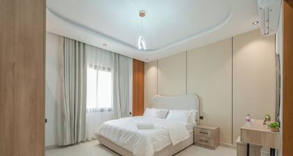 Spacious 3BR Apartment with 7 Beds, 2 Bathrooms, Private Terrace â Sleeps 8