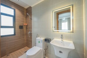 Dusche, Haartrockner, Bidet, Handtücher