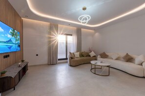 Living area - Spacious 3BR Apartment with 7 Beds, 2 Bathrooms, Private Terrace – Sleeps 8 (Jeddah)
