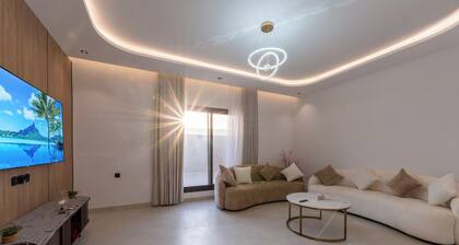 Spacious 3BR Apartment with 7 Beds, 2 Bathrooms, Private Terrace â Sleeps 8