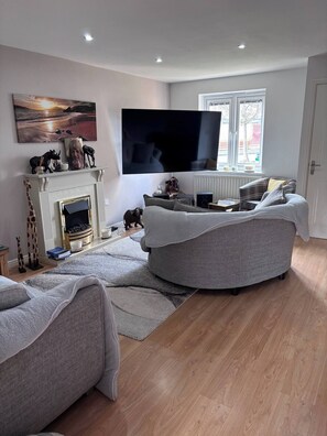 Room, 1 Bedroom, Fireplace | Living room