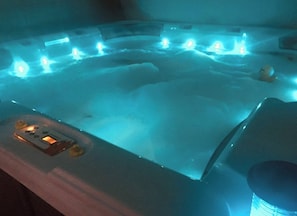 Indoor spa tub - Room-private Double Bed, Bathroom, Hydro (Wigan)