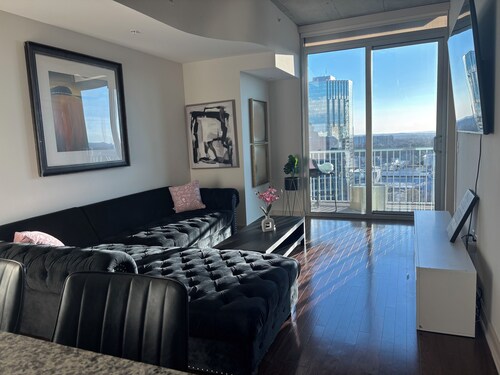 Luxury Skyline Condo in Buckhead Floor-to-Ceiling Views. Walk to Dinning