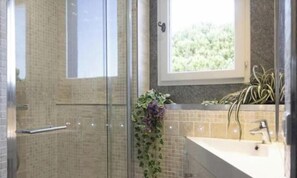 Shower, hair dryer - Maison de Pêcheur avec Piscine - Charm & Luxury in Port Grimaud (La Môle)
