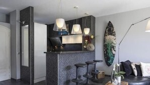 Een moderne keuken met hanglampen, een surfplank en een bar.