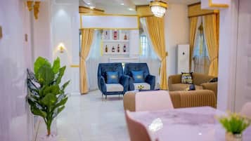 Familieleilighet, balkong, byutsikt | Innvendig