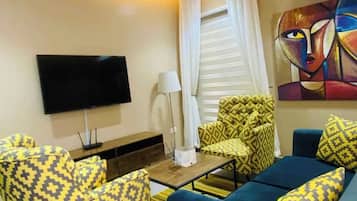 Familieleilighet, balkong, byutsikt | Oppholdsområde