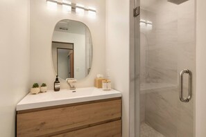 Hair dryer - Luxury Hollywood Hills Retreat w/ Pool Table (West Hollywood)