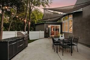Outdoor dining - Luxury Hollywood Hills Retreat w/ Pool Table (West Hollywood)