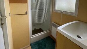 A compact bathroom with a shower, a sink, and a window. - Mobile Home for 4–6 Guests – 5 Minutes from the Beach, Châtelaillon-Plage (Châtelaillon-Plage)