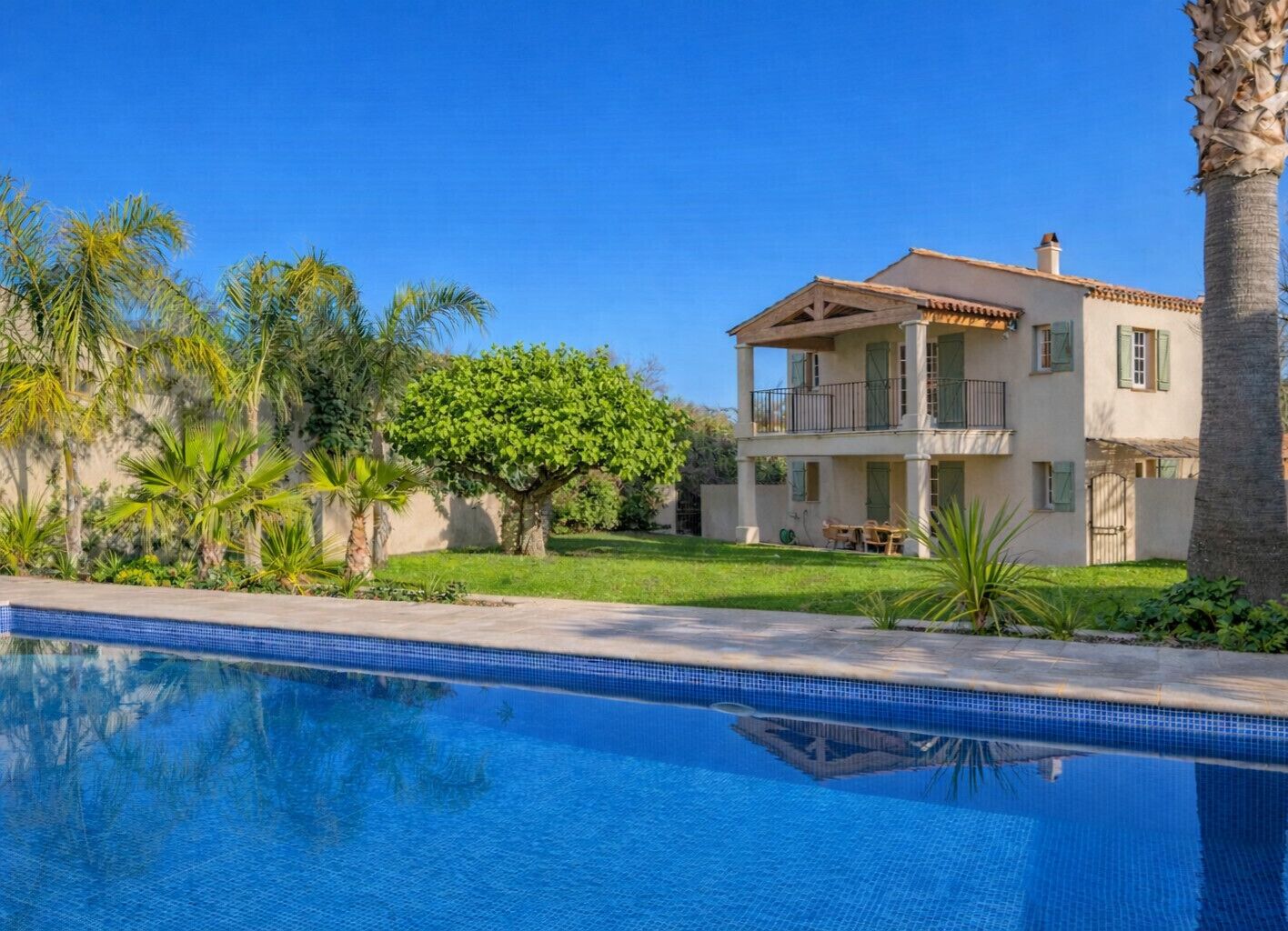 Una casa de dos pisos con piscina delantera.