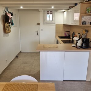 Kühlschrank, Mikrowelle, Ofen, Wasserkocher mit Kaffee-/Teezubehör