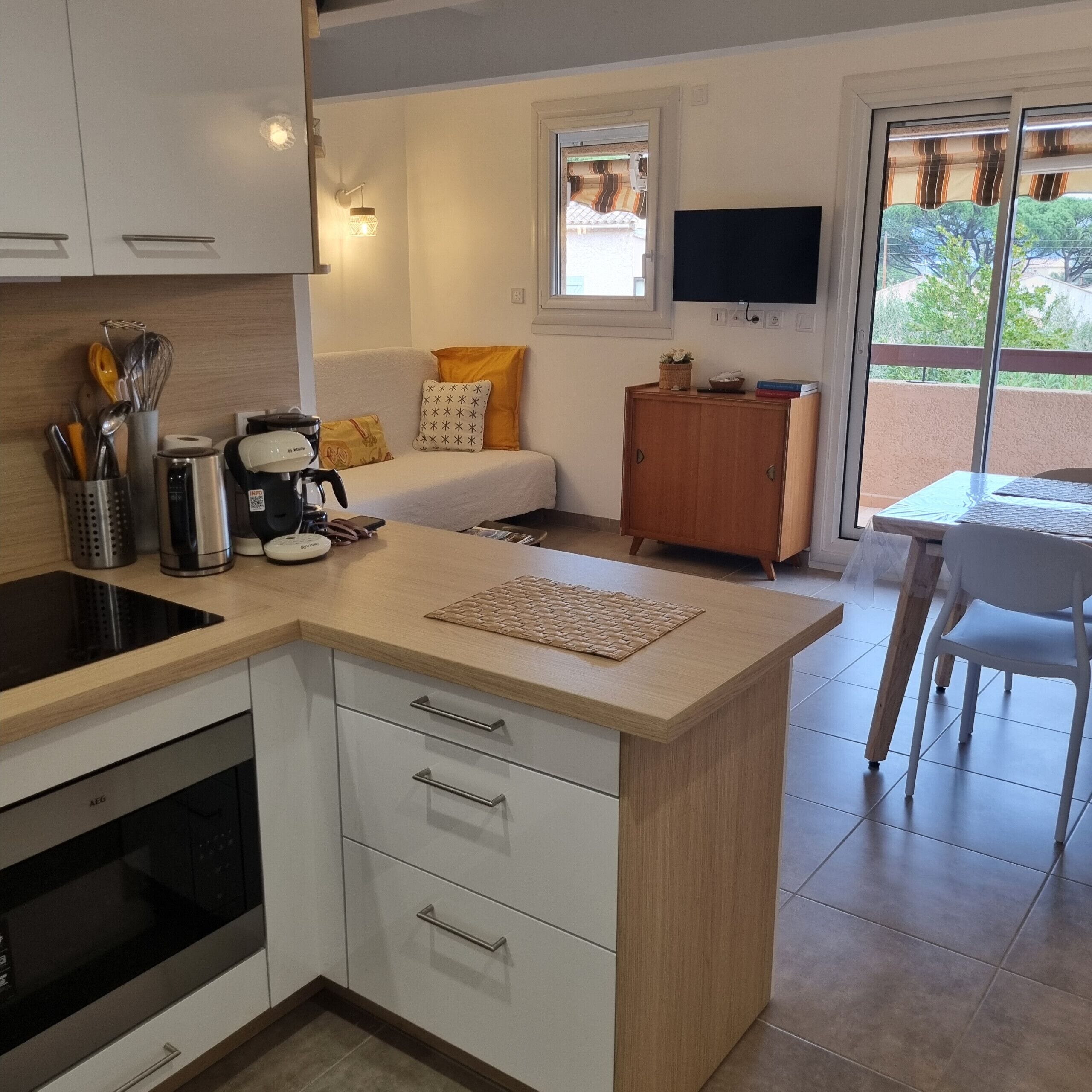 Fridge, microwave, oven, coffee/tea maker