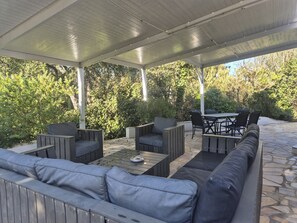 Outdoor dining - BEAUTIFUL MAZET WITH COMMUNITY POOL (Le Plan-de-la-Tour)