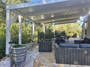 Outdoor dining - BEAUTIFUL MAZET WITH COMMUNITY POOL (Le Plan-de-la-Tour)
