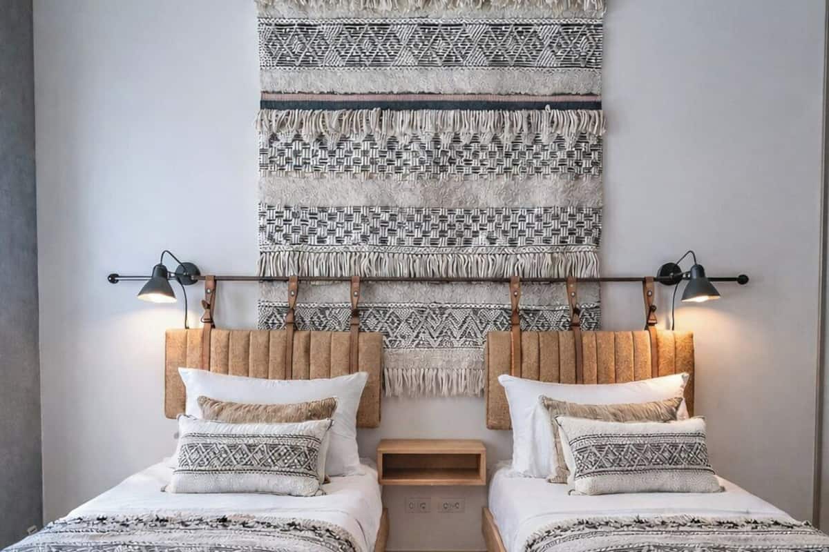 Kamar Twin Standar | Seprai antialergi, brankas, dan seprai linen