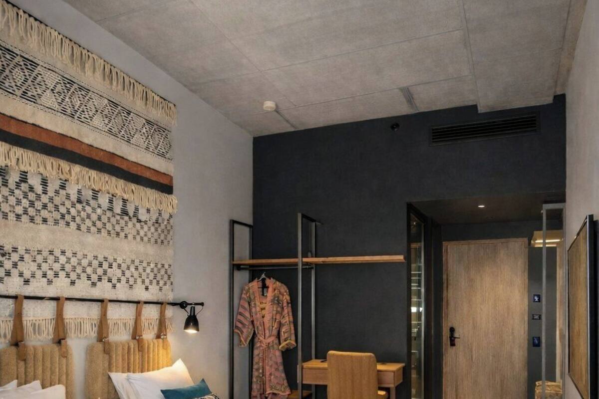 Kamar Double atau Twin Grand | Seprai antialergi, brankas, dan seprai linen