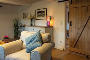 Interior - Quiet vacation apartment in restored old farmhouse with terrace & fireplace. (Hattstedt)