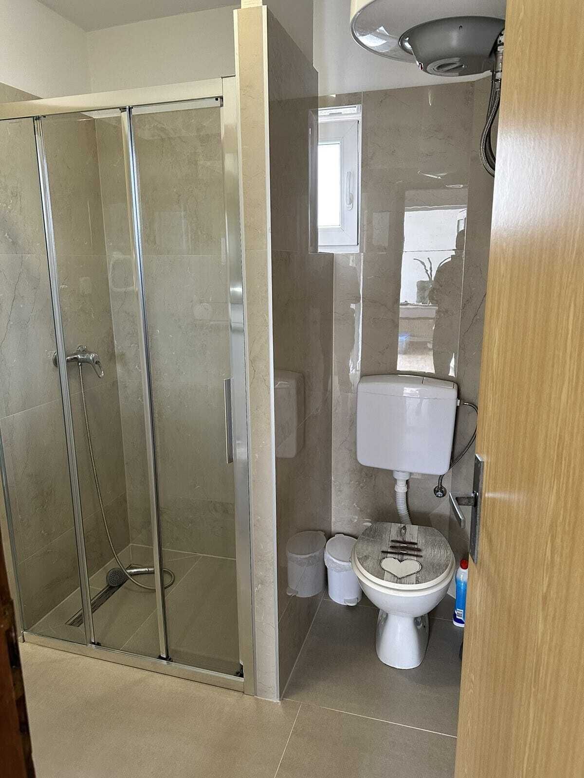 Departamento clásico, balcón, vista al jardín | Baño