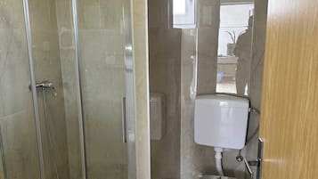 Departamento clásico, balcón, vista al jardín | Baño