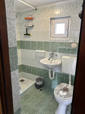 Appartement Standard, patio, vue jardin | Salle de bain