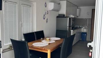 Apartemen Standar, patio, pemandangan kebun | Makan di kamar