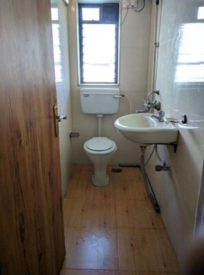 Quarto quádruplo básico | Banheiro