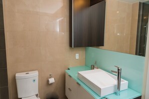 Kamar Double, balkon, pemandangan kota | Kamar mandi