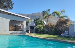 Outdoor pool - Moments Guesthouse (Kleinmond)