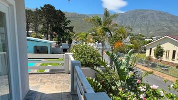 Luxury-Vierbettzimmer, Balkon, eingeschrÀnkter Meerblick | UnterkunftsgelÀnde