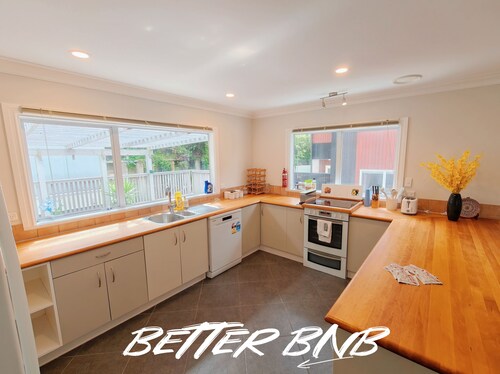 Botanic Garden Retreat | Sleeps 6 | 3 Ensuite Bedrooms