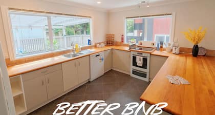 Botanic Garden Retreat | Sleeps 6 | 3 Ensuite Bedrooms